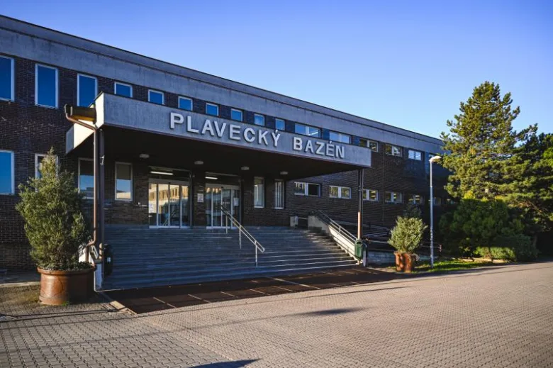 Vstup do plaveckého bazénu s nápisem Plavecký Bazén.