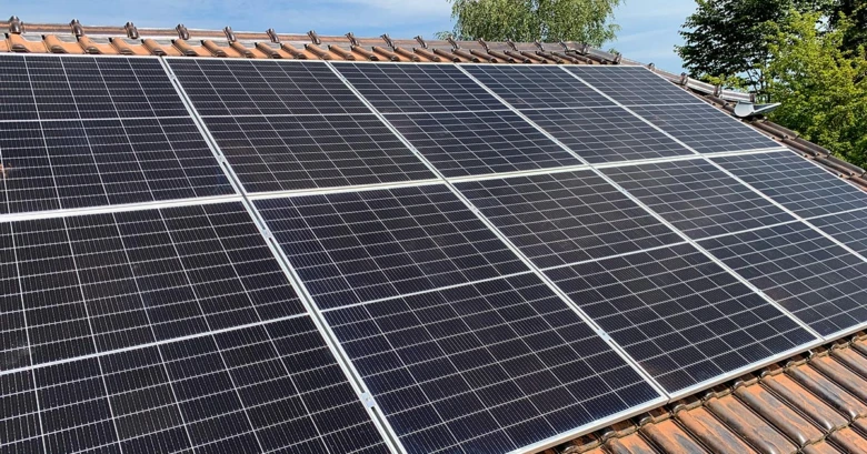 Fotovoltaické panely na střeše rodinného domu.