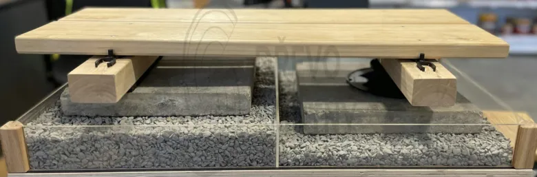 Model ukazuje vrstvy konstrukce terasy s dřevem a štěrkem.