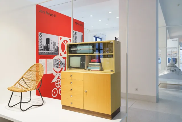 Expozice designu s nábytkem z éry panelových domů.
