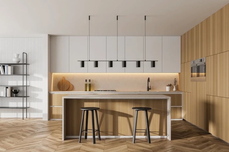 Moderní kuchyně s osvětlením pod skříněmi a závěsnými lampami.