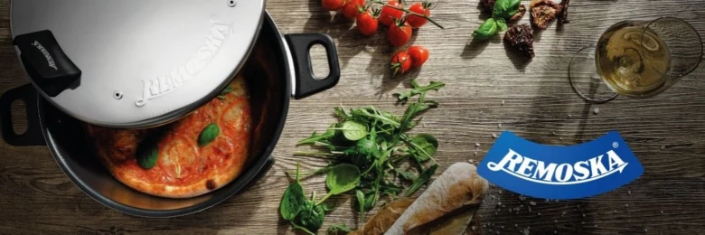 Pizzy se peče v remosce s čerstvými ingrediencemi.