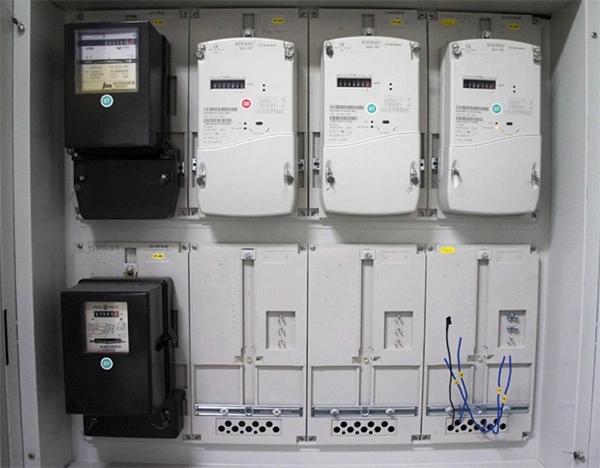 Vnitřek elektroměrového rozvaděče s měry a jističi.