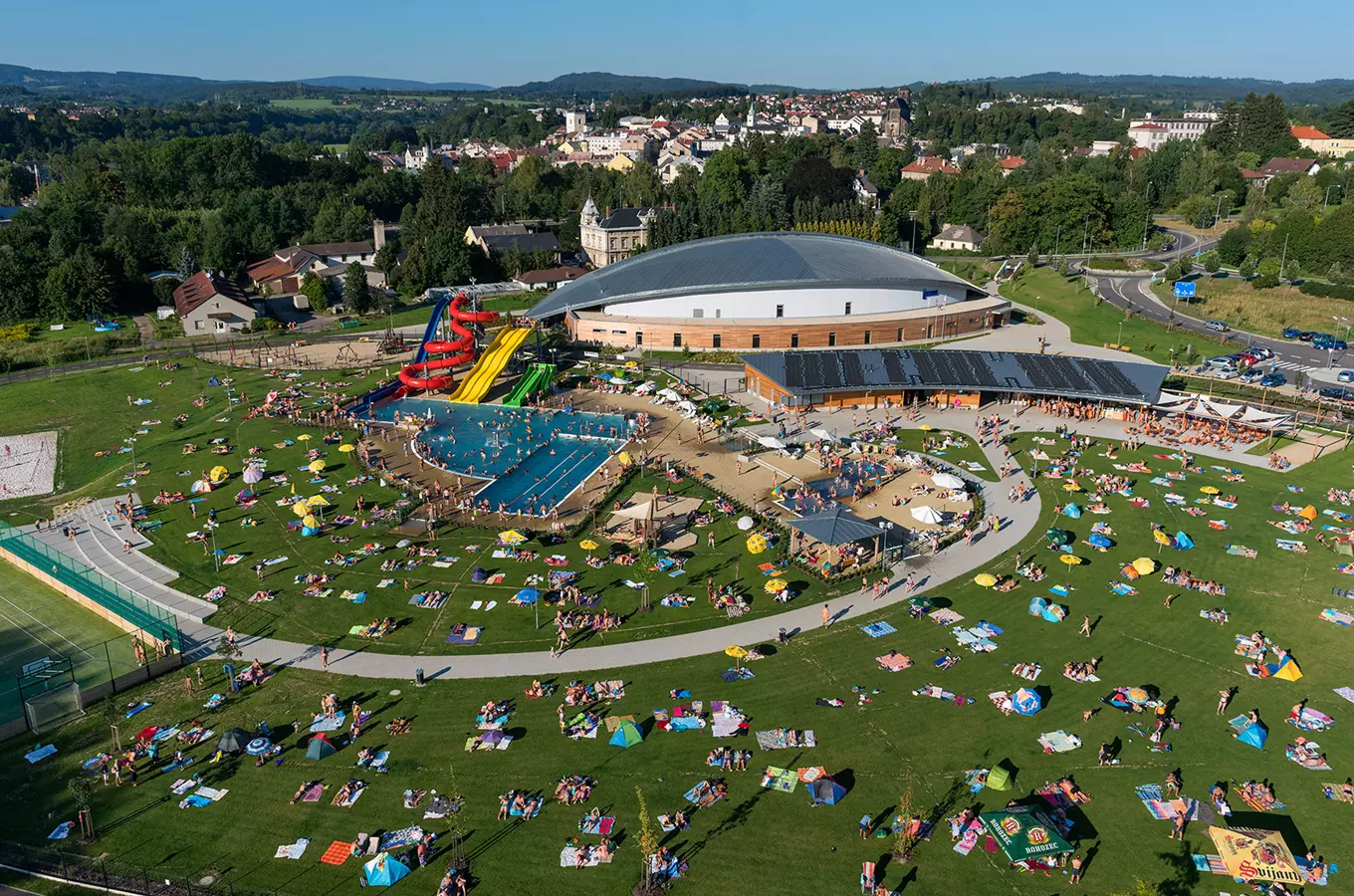 Letní koupaliště s bazény, skluzavkami a soláři v Turnově.