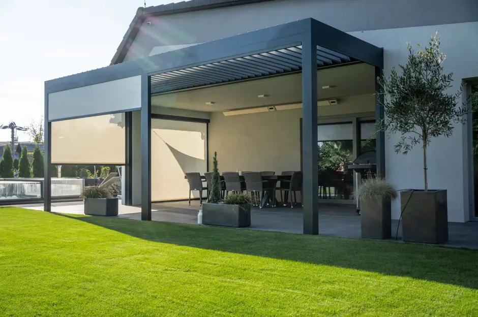 Moderní pergola s roletami a žaluziemi na zahradě