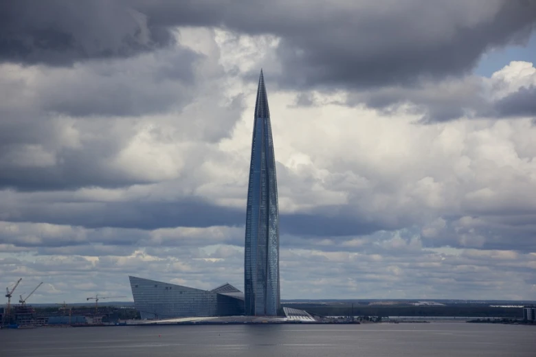 Vysoký mrakodrap Lakhta Center u vody pod oblačnou oblohou.
