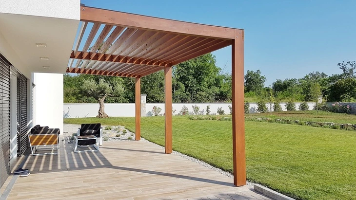 Moderní dřevěná pergola na zahradním terase u domu.