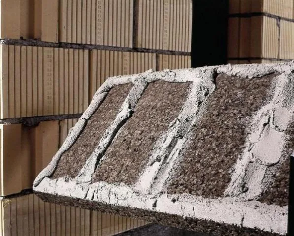 Korková deska jako izolační materiál s texturovanou povrchem.