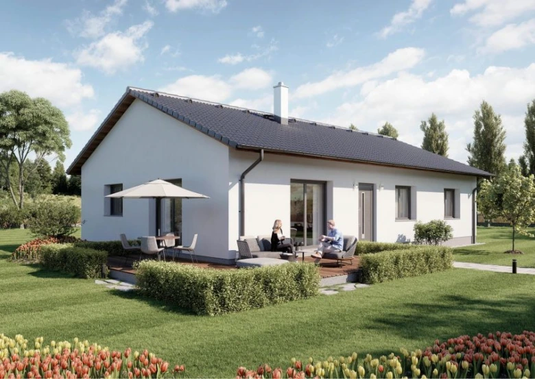 Moderní bílý bungalov s zahradou a venkovním posezením.