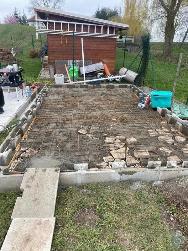 Základová deska s výztuží pro stavbu nového zahradního domku.