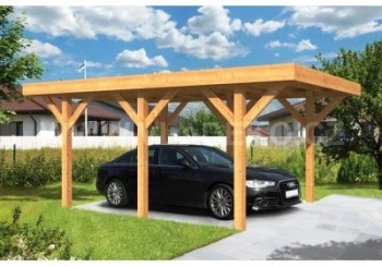 Dřevěná garáž s černým autem na pozadí zelené trávy.