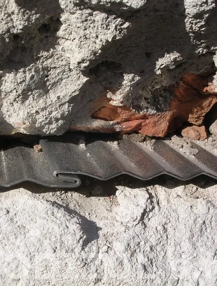 Detail hydroizolace zdiva s kovovou lištou pod spodní částí.