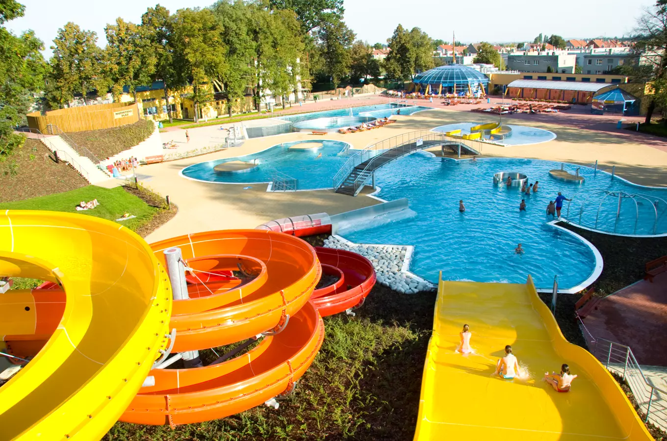 Venkovní aquapark s barevnými skluzavkami a bazény v Prostějově.