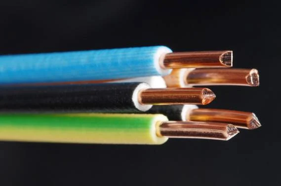 Průřez elektrickými vodiči s měděnými jádry různých barev.