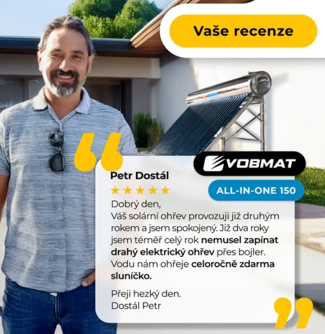 Muž stojí vedle solárního ohřívače vody s recenzí.