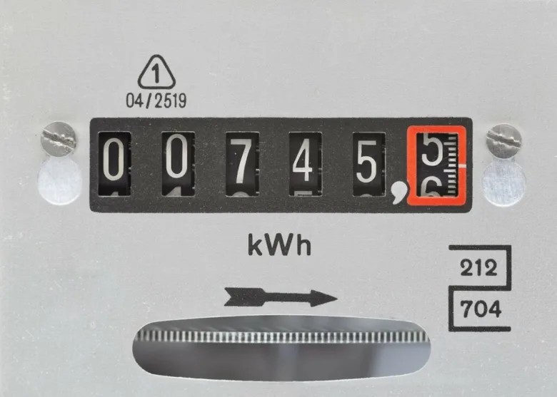 Mechanický elektroměr s čitelným číslováním v kilowatthodinách.