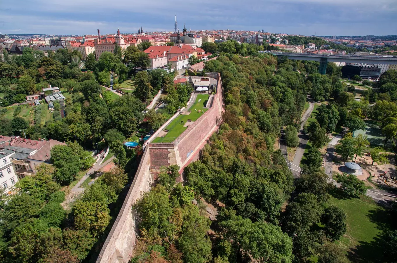 Historická hradební věž s zahradou v Praze