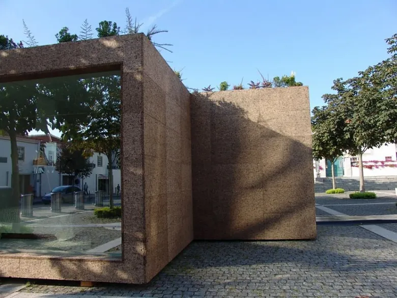 Moderní stavba z korku jako izolační materiál na ulici.