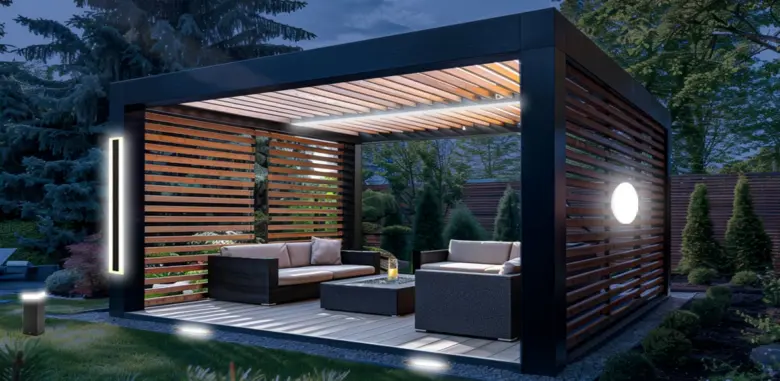Modern osvětlená pergola s venkovním sedacím prostorem v západu slunce.