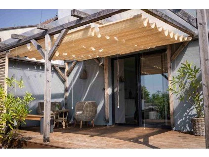 Dřevěná pergola s plachtou pro stínění terasy.