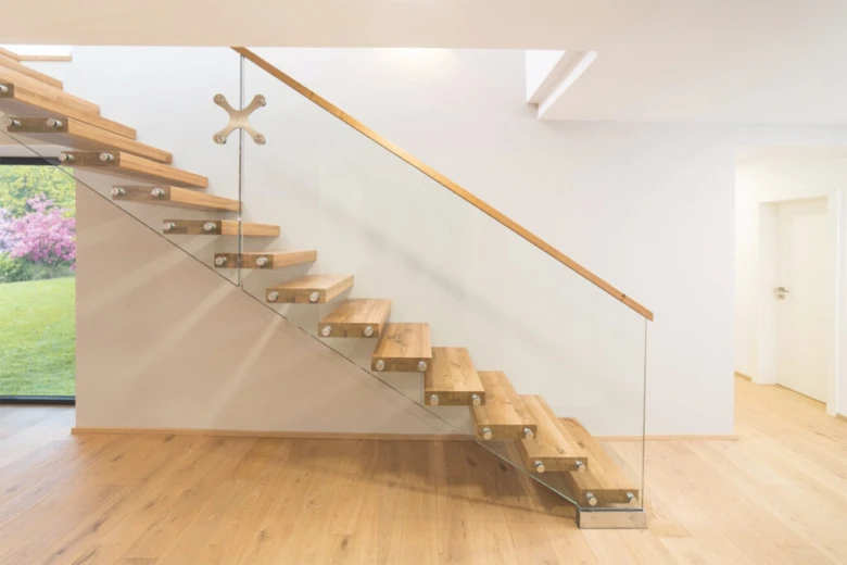 Moderní dřevěné schodiště s bezpečnostním sklem a elegantní zábradlím.