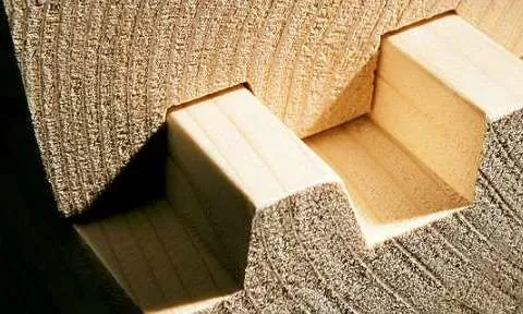 Detail dřevostavby s parozábranou a tepelným mostem mezi deskami.