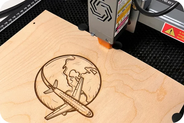Laser gravírování letadla na dřevě s globusem