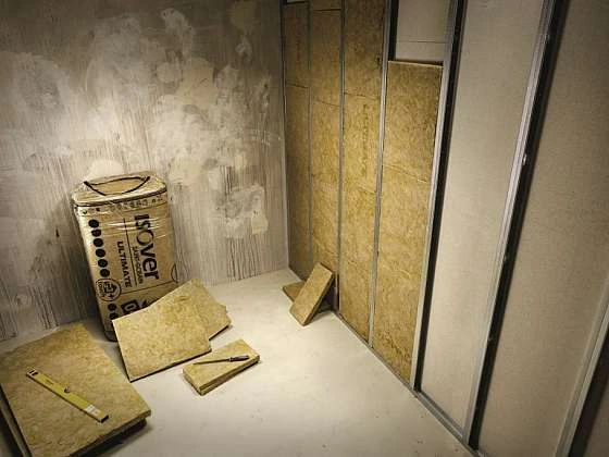 Stavební materiál pro sádrokartonové stěny v interiéru.