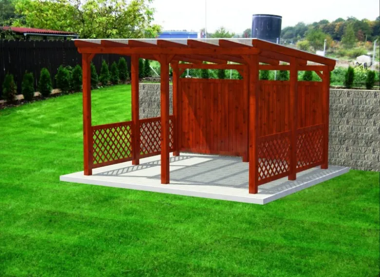 Hotová dřevěná pergola s mřížkami na trávníku v zahradě.