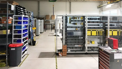 Výroba elektrorozvaděčů na průmyslovém výrobním linku s komponenty a nástroji.