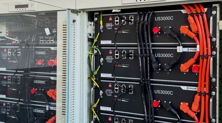 Moduly virtuální baterie v elektrickém skříni pro fotovoltaiku.