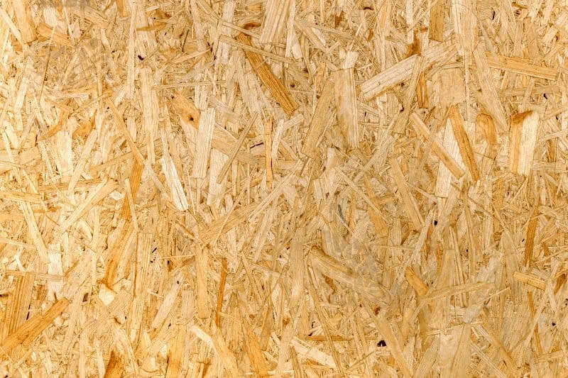 Pohled na povrch desky z orientovaných dřevěných vláken OSB.