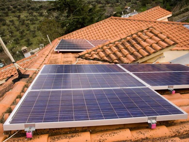 Fotografie fotovoltaických panelů na střeše rodinného domu.