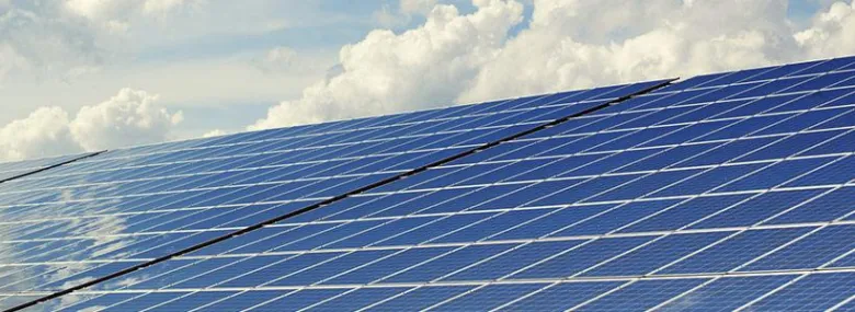 Moduly fotovoltaické na střeše pro domácí elektrárnu.