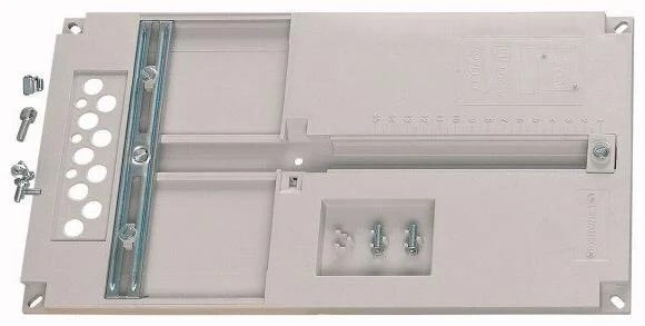 Vnitřní konstrukce prázdného elektrického rozvaděče s montážními lištami.