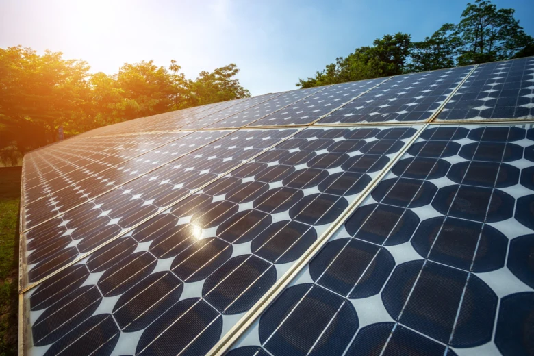 Fotovoltaické panely na střeše využívající sluneční energii.
