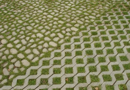 Zatravňovací dlažba s geometrickým vzorem pro parkování.