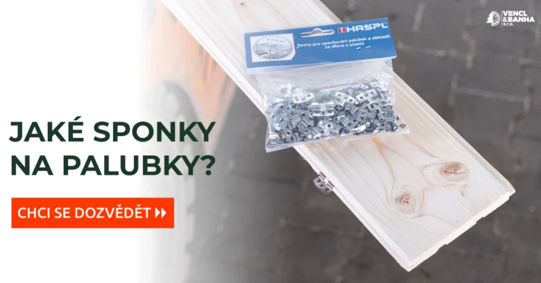 Balík šroubů na palubku položený na dřevěné desce venku.