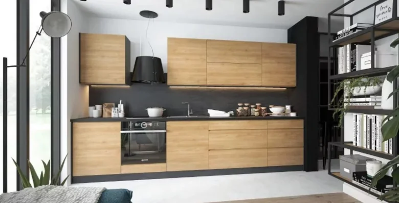 Moderní kuchyň s dřevěnými skřínkami, černou pracovní deskou a vestavbou trouby.