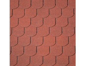 Detail červených střešních šindelů na střechě.