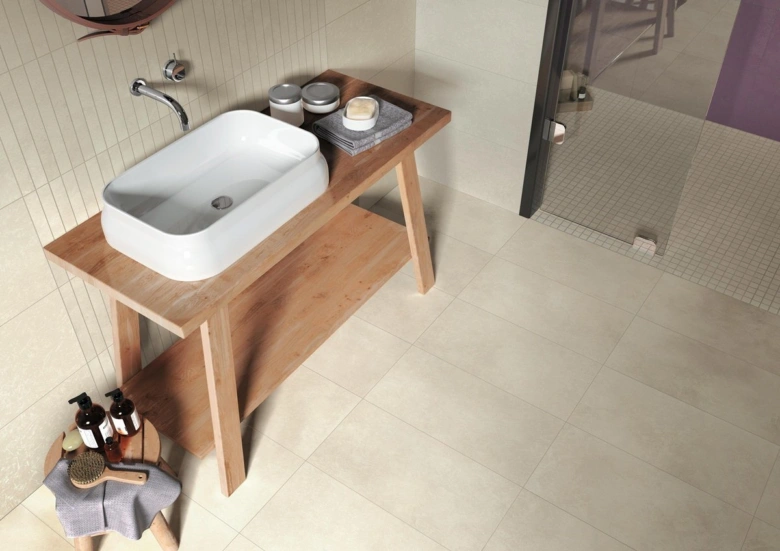 Dřevěná koupelnová skříň s umyvadlem v moderní renovované koupelně.