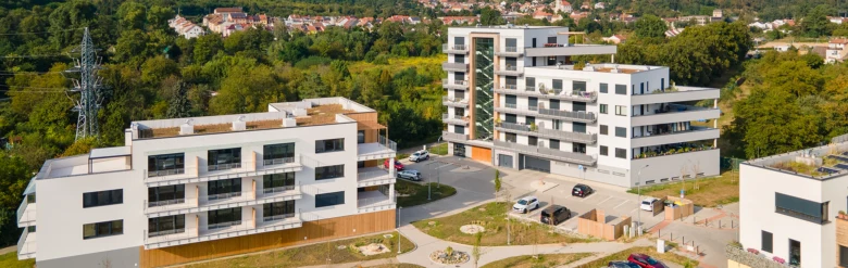 Nové moderní obytné budovy v Brně s parkováním.
