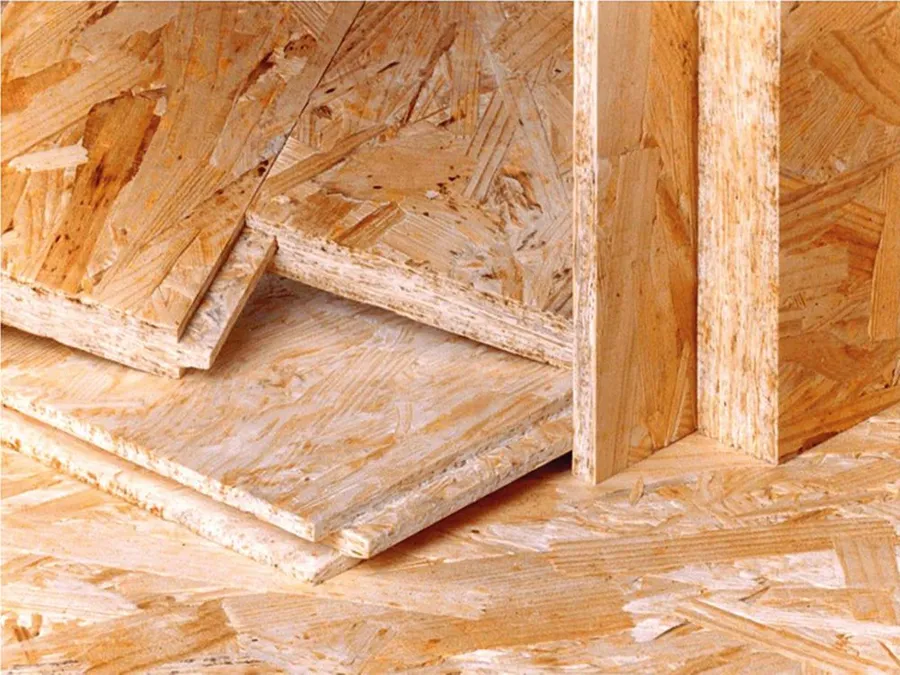 Skládané OSB desky jako podlahový materiál s viditelnou texturou dřevěných vláken.