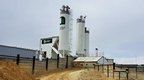Průmyslová budova pro výrobu a skladování materiálu na betonování podlah.