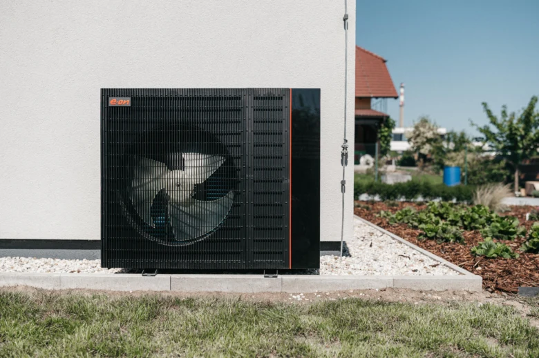 Venkovní jednotka elektrického tepelného čerpadla pro vytápění domu.