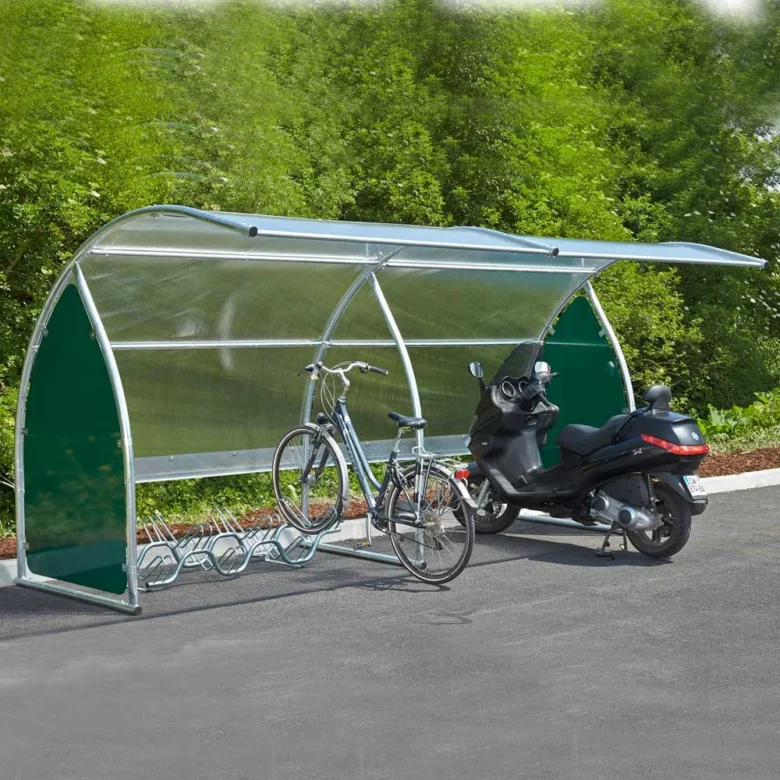Přístřešek na kola s bicyklem a motocyklem venku.