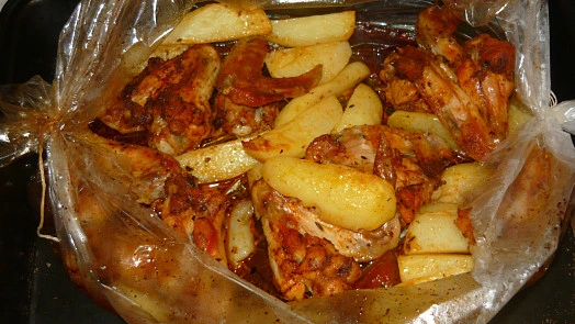 Pečené kuřecí maso s bramborami v plastovém pytlíku pro remosku.
