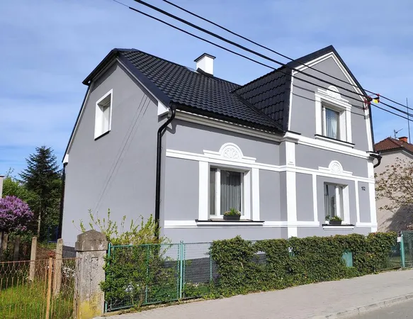 Modernizovaná fasáda domu po rekonstrukci a zateplení.