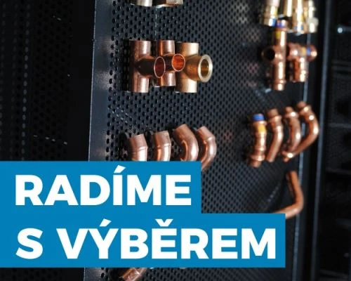 Bronzové spojky pro podlahové topení na výstavní desce.