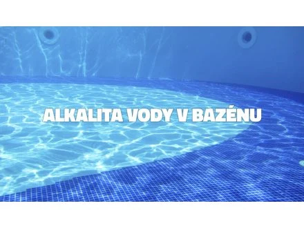 Modrá voda bazénu s viditelnými dlaždicemi na dně.